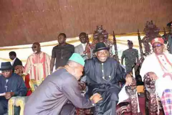Hon. Emeka Ihedioha Kneels Down To Greet Goodluck Jonathan (Photos)